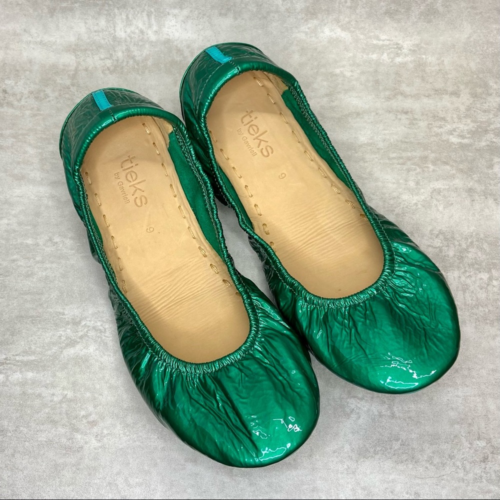 Size 9 Emerald Green Patent Leather Tieks in box